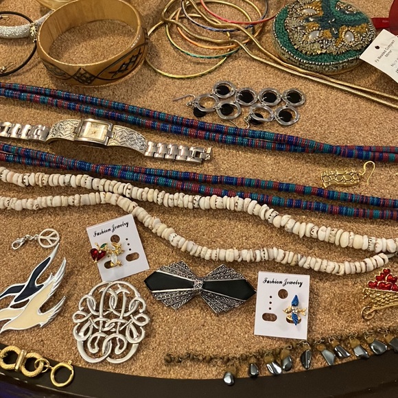 Big 61 piece lot of ladies/girls assorted estate sale jewelry, necklaces, watch+ - Picture 11 of 16